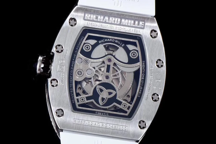 Detailed gold-toned watch for a memorable presentslider_item_3